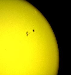 A fine sunspot group and a original faculae area (Perl 60mm refractor with a solar filter in sheet at the instrument's aperture, and a Perl Echorius 1.3 Webcam; home observatory)