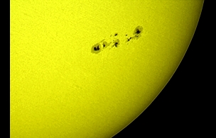 A large sunspot area seen at Sun on September 29th, 2015 (Perl 60mm refractor with a solar filter in sheet at the instrument's aperture, and a Perl Echorius 1.3 Webcam; picture stacked with RegiStax, edited and colorized with a image editor; home observatory)