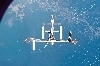 thumbnail to a view of the updated ISS, as viewed by the Space Shuttle leaving / vignette-lien vers une vue de l'ISS dans sa nouvelle configuration, vue par la navette spatiale qui s'loigne