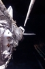 thumbnail to a view of the Orbiter Boom Sensor System (OBSS) on Flight Day 2. As grappled by the Canadarm it doubles the length of it to a combined total of 100 feet (30 meters), with at the end, a instrumentation package of cameras and lasers to scan the orbiter, once in orbit and before any landing, for possible thermal shield damages. Such a procedure is now mandatory since the dramatic loss of Shuttle Columbia in February 2003 / vignette-lien vers une vue du Orbiter Boom Sensor System ou OBSS de la navette le jour de vol n 2. Agripp par le bras robotique Canadarm, il permet de doubler la longueur de celui-ci, la faisant passer  30m. Au bout est fix un ensemble de camras et lasers qui vrifient, une fois en orbite et avant le retour sur Terre, le bouclier thermique  la recherche de possibles dommages. Cette procdure a t rendue obligatoire suite  l'explosion, en fvrier 2003, de la navette Columbia lors de son retour