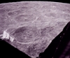 vignette-lien vers une vue, prise depuis le LEM pendant l'approche  destination du site d'atterrissage de la mission Apollo 11 montre un paysage lunaire tourment; elle illustre bien aussi comment l'horizon lunaire, du fait du plus petit diamtre de notre satellite, apparat plus proche que l'horizon terrestre