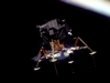 vignette-lien vers une vue du module lunaire (LEM) de la mission Apollo 11, baptis Eagle, en configuration d'atterrissage alors qu'il s'loigne du module de commande Columbia pour l'atterrissage sur la Lune. Les sortes de cbles qui pendent des supports du LM sont des capteurs qui, au moment du contact avec la surface, envoyaient un message  l'quipage aux fins de couper le moteur de descente