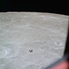 vignette-lien vers une vue d'une image provenant d'une squence prise par l'astronaute Collins depuis le module de commande et qui montre le LEM Eagle s'approchant pour arrimage aprs tre remont de la surface lunaire