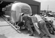 vignette-lien vers une vue d'ouvriers s'occupant du MQF de quarantaine pour la mission Apollo 11