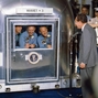 vignette-lien vers une vue d'une vue rapproche du Prsident Nixon et des trois astronautes d'Apollo dans le systme de quarantaine MQF