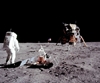 vignette-lien vers une vue de Buzz Aldrin, l'un des deux astronautes qui participrent au premier atterrissage lunaire, photographi  ct de l'quipement de mesures sismiques, qui fut laiss sur la surface. L'image montre bien aussi une partie du site d'atterrissage d'Apollo 11