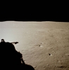 vignette-lien vers une vue de comment la surface lunaire fut vue par Armstrong et Aldrin peu aprs l'alunissage, vue prise depuis le hublot, sur la droite du LEM, d'Aldrin