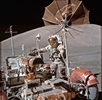 vignette-lien vers une vue du commandant d'Apollo 17, Eugene Cernan, s'approchant du Lunar Roving Vehicle  l'arrt