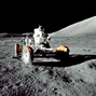 vignette-lien vers une vue du commandant de la mission Apollo 17, Eugene A. Cernan, procdant  une vrification rapide du Lunar Roving Vehicle avant la premire sortie sur le site d'alunissage Taurus-Littrow