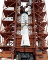 vignette-lien vers une vue du module de commande et de service avec l'adaptateur du LEM de la mission Apollo 7 tant mis en place sur la fuse Saturn IB au pas de tir 34