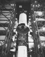 vignette-lien vers une vue du droulement des oprations d'assemblage de la mission Apollo 8 au Vehicle Assembly Building, le troisime tage de la fuse Saturn V tant mis en place au-dessus du deuxime tage
