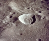 vignette-lien vers une vue d'un cratre lunaire vu depuis l'orbite au cours de la mission Apollo 10