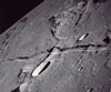 vignette-lien vers une vue de la surface lunaire (avec une rainure) au cours de la mission Apollo 10