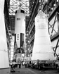 vignette-lien vers une vue du 1er tage de la fuse Saturn V de la mission Apollo 10 soulev en prparation de l'assemblage du stack de lancement sur la plate-forme mobile de lancement dans la High Bay 2 du Vehicle Assembly Building du Kennedy Space Center