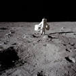 vignette-lien vers une vue du pilote du LEM de la mission Apollo 11, Buzz Aldrin, photographi par Neil Armstrong alors qu'il transporte  la zone de mise en place le Passive Seismic Experiments Package (mesure des tremblements de terre lunaires;  gauche) and the Laser  Ranging Retroreflector (exprience de rflexion laser,  droite); les deux expriences font partie du 'Early Apollo Scientific Experiment Package' ('ensemble de premières expriences scientifiques Apollo')  installer sur le site d'atterrissage Apollo 11 (la 'Tranquility Base') dans la mer de la Tranquillit