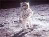 vignette-lien vers une des vues les plus clbres du programme Apollo, l'astronaute Buzz Aldrin pendant la mission Apollo 11. La mission Apollo 11 fut la premire  atterrir sur la Lune, le 21 juillet 1969 (image faisant partie de notre srie Images de la conqute spatiale)