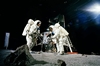 vignette-lien vers une vue d'Aldrin ( gauche) et Armstrong s'entranant  la marche lunaire dans le cadre de la prparation de la mission Apollo 11