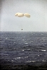vignette-lien vers une vue du module de commande de la mission Apollo 12 descendant sur ses parachutes principaux, quelques instants avant d'amerrir