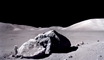 vignette-lien vers une vue de l'astronaute Harrison H. Schmitt, le scientifique de la mission Apollo 17, photographi par son co-quipier Eugene Cernan. Il se trouve prs d'un gros rocher lunaire lors de leur 3me sortie extra-vhiculaire, ou EVA, sur leur site d'atterrissage de Taurus-Littrow