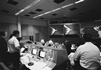 vignette-lien vers une vue de Glynn Lunney (en chemise blanche  gauche) surveillant le lancement d'Apollo 4 depuis la Mission Operations Control Room. Comme Kranz -un autre directeur de vol clbre du programme Apollo- Lunney s'tait distingu lors des difficiles vols Gemini puis des premiers vols Apollo non-habits