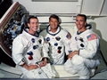 vignette-lien vers une vue de l'quipage de la mission Apollo 7, depuis la gauche: Donn Eisele (pilote du module de commande), Walter Schirra (commandant) et Walter Cunningham (pilote du LEM)
