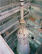 vignette-lien vers une vue du module de commande CSM-105 install, en vue de la mission Apollo 7, la premire mission habite du programme, dans la Vibration and Acoustic Test Facility du btiment 49 du Manned Spacecraft Center (centre des vaisseaux habits) au Kennedy Space Center