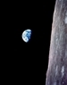 vignette-lien vers une vue de la Terre prise au-dessus de la Lune, par 11 de latitude sud et entre 118 et 114 de longitude east, la vue oriente vers l'Ouest; cette photographie a t prise par l'quipage d'Apollo 8, la premire mission Apollo  aller jusqu' la Lune. Cette vue icnique a t ensuite renomme 