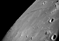 vignette-lien vers une vue oblique prise par la mission Apollo 8 en orbite autour de la Lune depuis une altitude de 96km (la vue est prise en direction du nord-ouest, vers la mer de la Tranquillit, l o Apollo 11 devait atterrir sept mois plus tard)