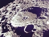 vignette-lien vers une vue d'un cratre lunaire (d'un diamtre de 30 km) de la face cache de la Lune, vu depuis l'orbite au cours de la mission Apollo 11