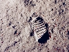 vignette-lien vers une autre des vues clbres du programme Apollo, l'empreinte de Buzz Aldrin sur le sol lunaire au cours de la mission Apollo 11, la premire  avoir rellement aluni, le 21 juillet 1969