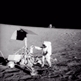 vignette-lien vers une vue d'un astronaute de la mission Apollo 12 qui examine le vaisseau Surveyor 3 dans l'Ocan des Temptes prs du site d'atterrissage; la mission rapporta sur Terre des pices dtaches du Surveyor