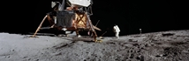 vignette-lien vers une vue d'une mosaque de plusieurs images prises  la surface de la Lune par les astronautes d'Apollo 12, qui constituent une vue panoramique du site d'atterrissage de la mission