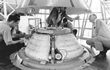 vignette-lien vers une vue de l'ensemble principal des parachutes Apollo sous le bouclier thermique avant. Le programme Apollo ELS tait le programme des parachutes des missions Apollo