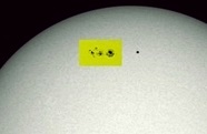 aspect d'un transit de novembre lorsque Mercure a un diamtre apparent de 10 secondes d'arc; elle vous permettra de bien choisir l'instrument avec lequel observer en termes visuels et photographiques; on a aussi donn une image de taches solaires