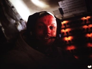Astronaut Neil A. Armstrong inside the Lunar Module (LM) / Neil Armstrong dans le module lunaire (ou LEM)