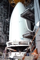 New Horizons, insr dans son enveloppe protectrice, est amen au sommet de la fuse Atlas V sur le pas de tir 41 du CCAFS