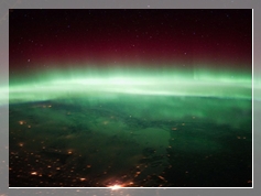une aurore borale trs active vue en janvier 2012 depuis la Station Spatiale Internationale alors que l'ISS survolait,  une altitude de 390 km, la ville de Winniper, dans l'tat du Manitoba au Canada