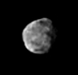 cette image,  155 000 km (96000 miles) de Vesta, a t prise le 20 juin 2011; elle est deux fois plus prcise que les meilleures images obtenues par le tlescope spatial Hubble. Une prcdente vido de juin 2011, ralise  partir d'images de navigation d'une distance de 483 000 km (300 000 miles) montrait dj une forme irrgulire, dchire. On voit bien aussi un cratre important qu'on sait exister au ple sud
