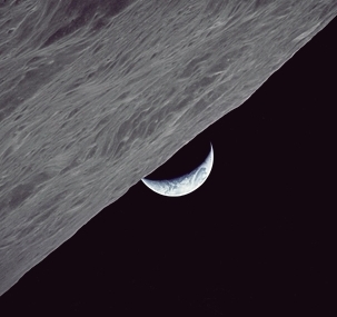 Editor's Choice Fine Picture: Crescent Earth above the lunar horizon! / Croissant de Terre