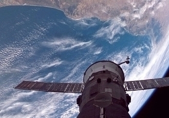 Editor's choice fine picture: The Earth under the ISS / Image choisie: Une avance importante au sujet de l'nergie noire