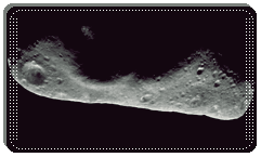 l'astrode Eros, d'un diamtre de 34 km (21 miles) vu dans son hmisphre sud par la mission NEAR (Near Earth Asteroid Rendezvous), en 2001; le ple sud de l'astrode, pour employer ce terme, est vers le haut