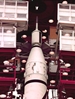 vignette-lien vers le satellite amricain Explorer 1 au-dessus de la fuse de lancement Jupiter-C (appele Juno-1) dans la tour de lancement alors que la date de lancement approche (image faisant partie de notre srie Images de la conqute spatiale)