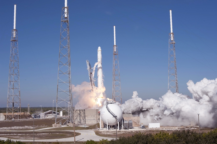 A view of the Dec. 8, 2010 COTS-1 test flight launching from launch pad 40 at the Kennedy Space Center