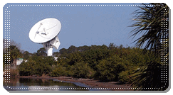 une antenne de station de suivi au sol au Kennedy Space Center