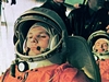 vignette-lien vers une vue de Youri Gagarine qui, le 12 avril 1961, devint un hros de l'Union Sovitique, devenant le premier homme  avoir vol dans l'espace,  bord de son Vostock 1. Le vol dura 108 mn. Gagarine mourut  l'ge de 34 ans le 27 mars 1968 alors qu'il s'entranait, avec un instructeur,  bord d'un Mig-15. L'image montre Gagarine en route pour le pas de tir avec German Titov, un des pilotes de secours, derrire lui (image faisant partie de notre srie Images de la conqute spatiale)