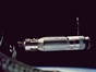vignette-lien vers une vue de la mission Gemini VIII qui russit, entre une capsule Gemini et une cible Agena (qu'on voit ici) le premier arrimage amricain de deux vaisseaux en orbite. Un thruster ayant t endommag dans un choc, mettant la capsule en vrille, l'quipage reprit le contrle par les fuses de r-entre et russit  pratiquer une rentre d'urgence dans l'atmosphre