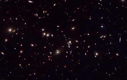 A Galaxy Cluster / Un amas de galaxies