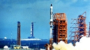 vignette-lien vers une photo rare, de septembre 1966, montre deux programmes du programme habit amricain: une premire version de la Saturn V du programme Apollo se voit derrire la mission Gemini XI qui s'lance du pas de tir 19 de la Cape Canaveral Air Force Station (CCAFS)