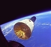 vignette-lien vers une vue du premier rendez-vous spatial effectu par les Etats-Unis (4 dcembre 1965); le rendez-vous eut lieu entre deux capsules Gemini au cours des missions Gemini VI et Gemini VII (image faisant partie de notre srie Images de la conqute spatiale)