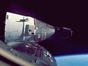 vignette-lien vers une vue de la mission Gemini VI-A en train d'accomplir, avec la capsule Gemini VII, le 1er rendez-vous amricain dans l'espace. La Gemini VII avait t lance 11 jours plus tt et c'est elle qu'on voit depuis le hublot de la Gemini VI